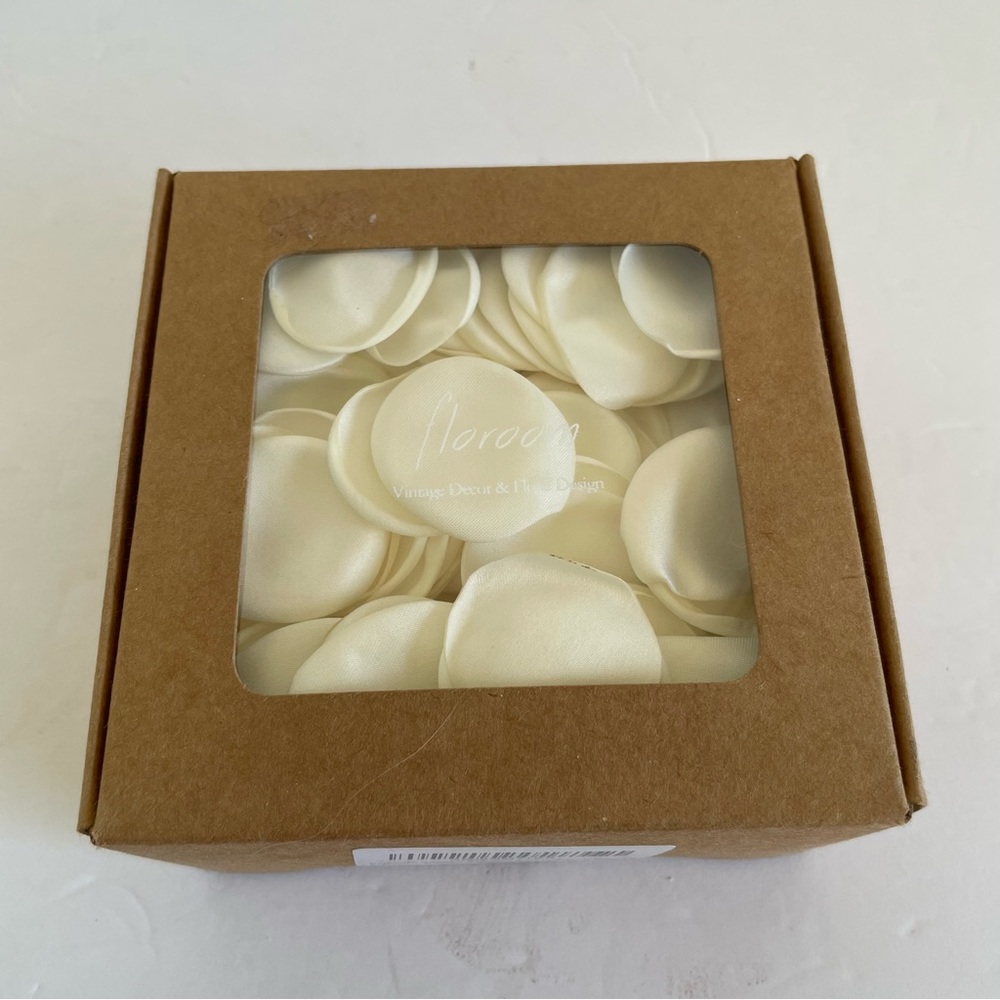 Floroom 300 pcs Silk Rose Petals for Wedding